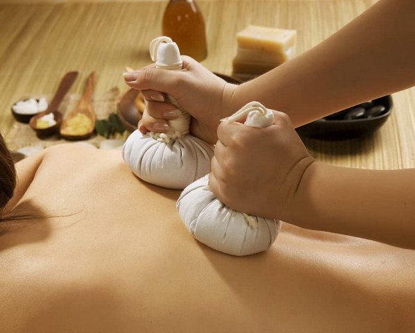 Massage aux compresses thaï Jaina Beauté